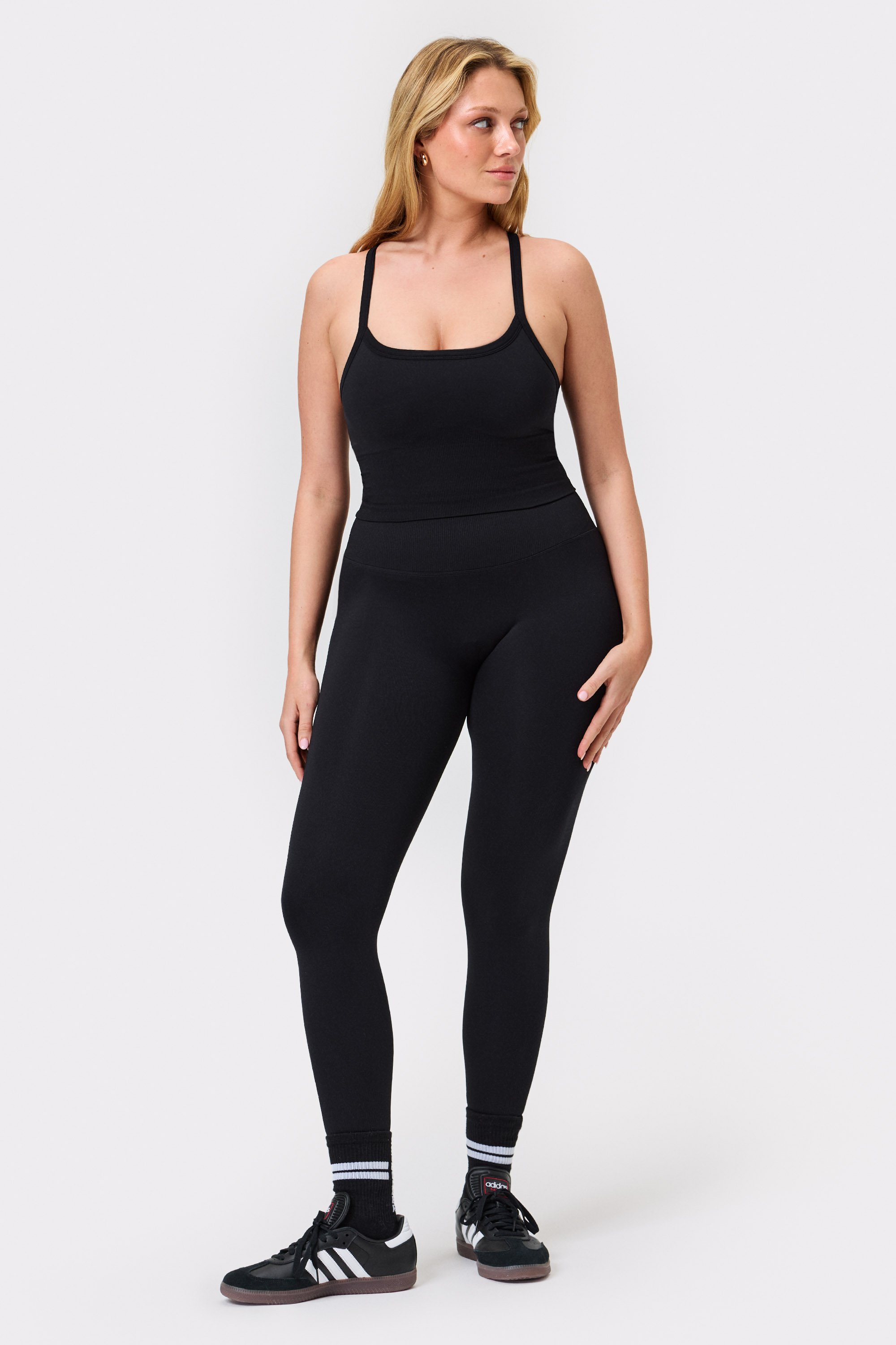 Seamless Contour Leggings Black I Sculpt & Enhance I STRONGER