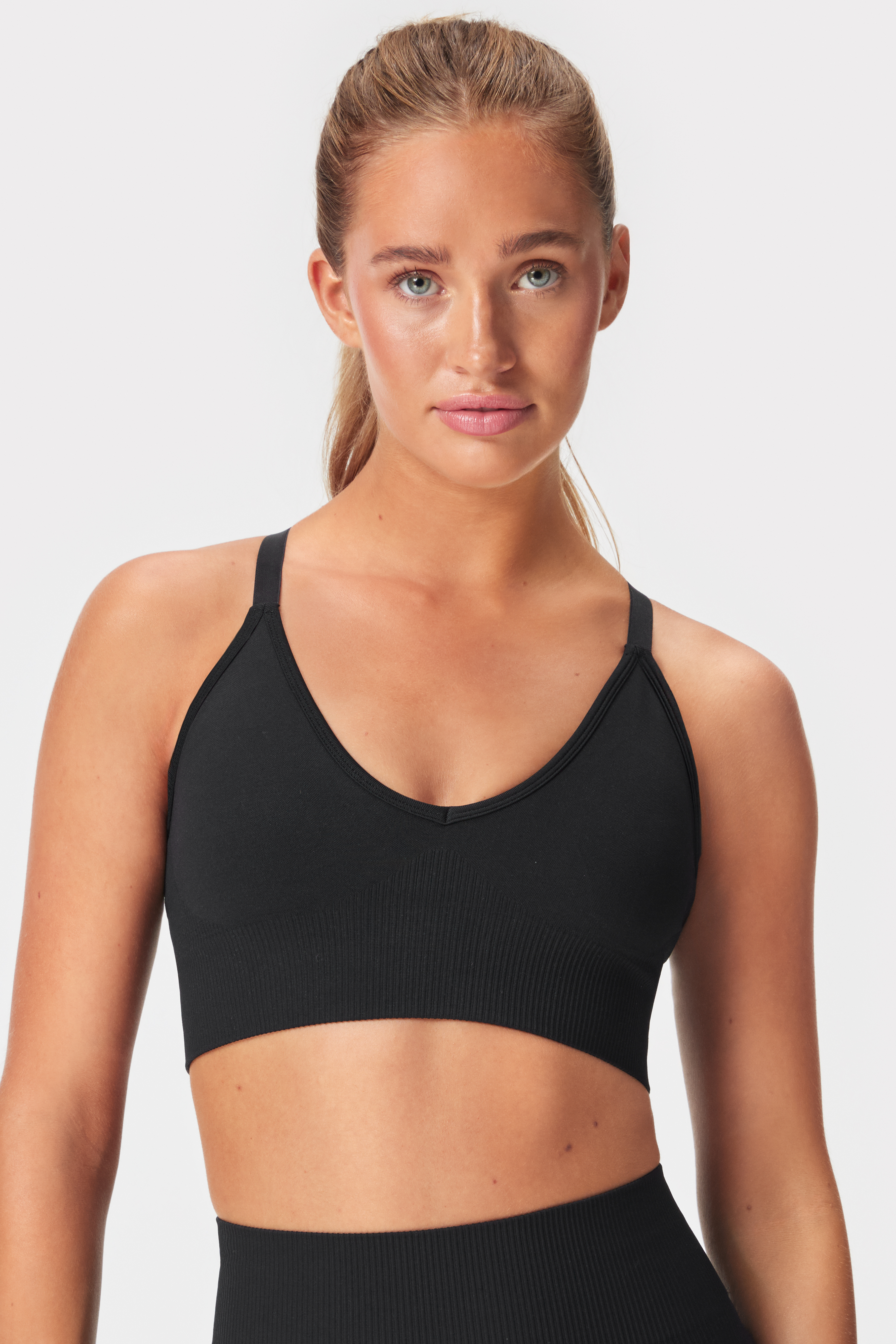 下着・アンダーウェア LE SSERAFIM CUT-OUT NECK BRA TOP Black Pre-Order) LE SSERAFIM [2024 S/S Pop Up] Cut-Out Neck Bra