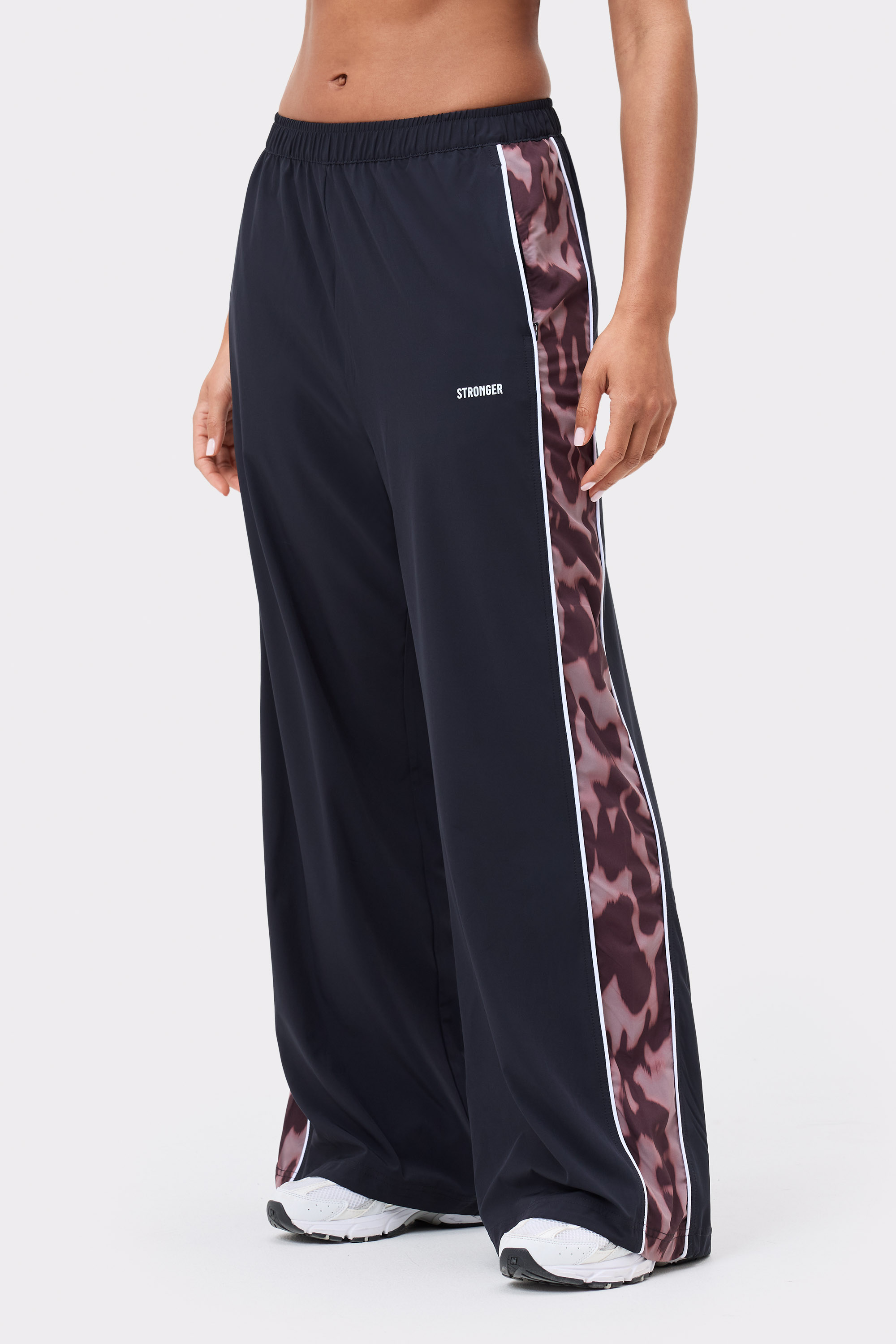 Breezy Woven Pants Black/Leo Rush I Recycled Polyester I STRONGER