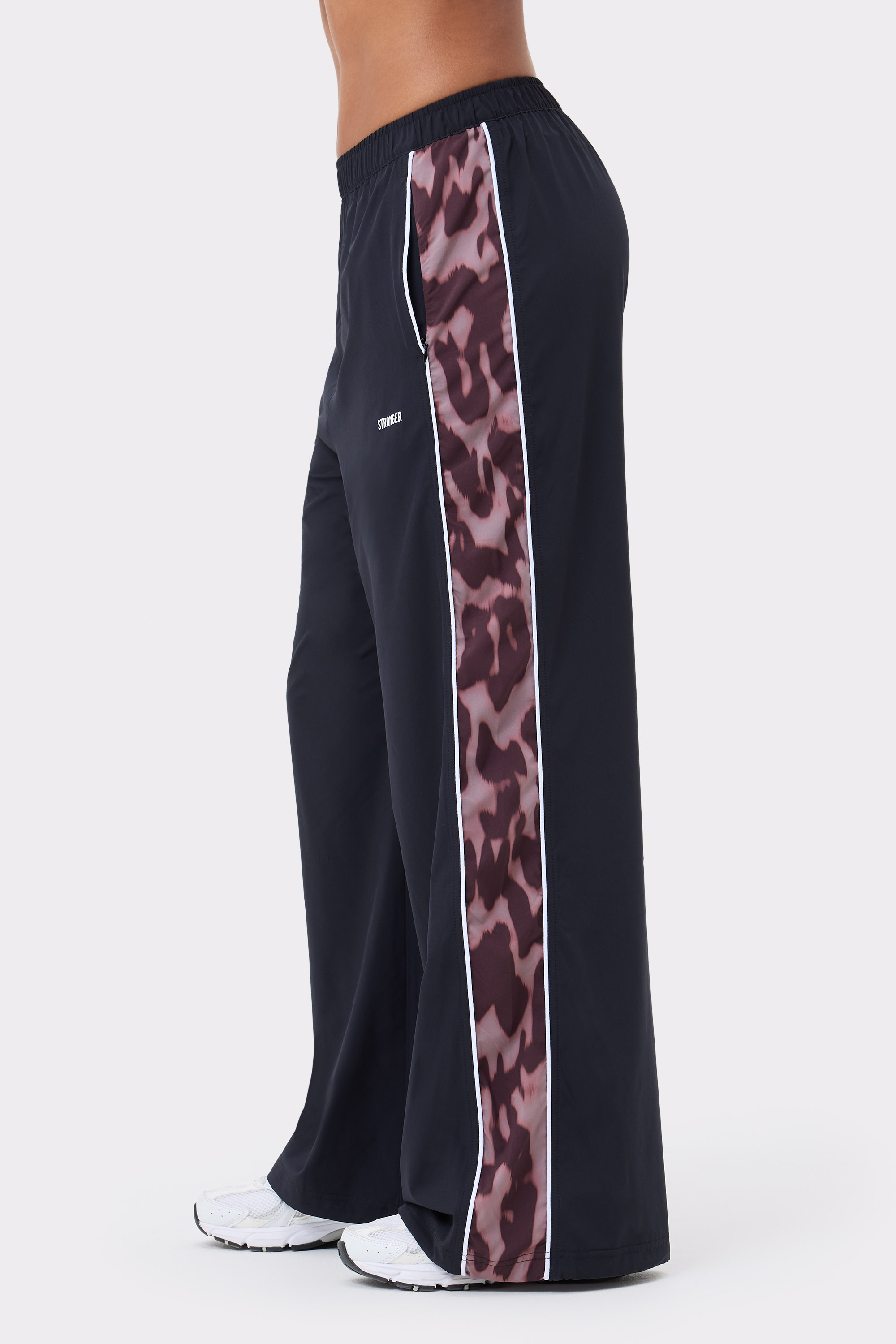 Breezy Woven Pants Black/Leo Rush I Recycled Polyester I STRONGER