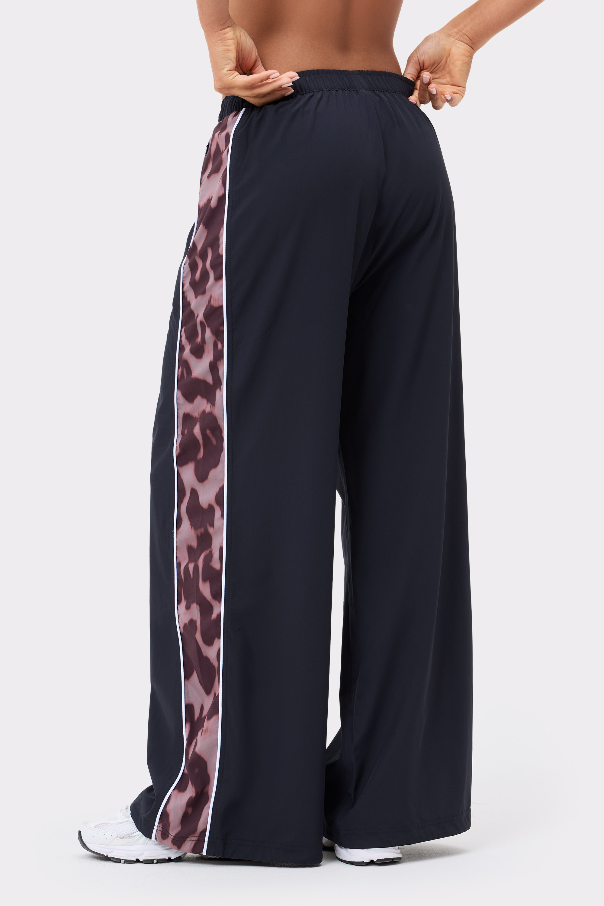 Breezy Woven Pants Black/Leo Rush I Recycled Polyester I STRONGER