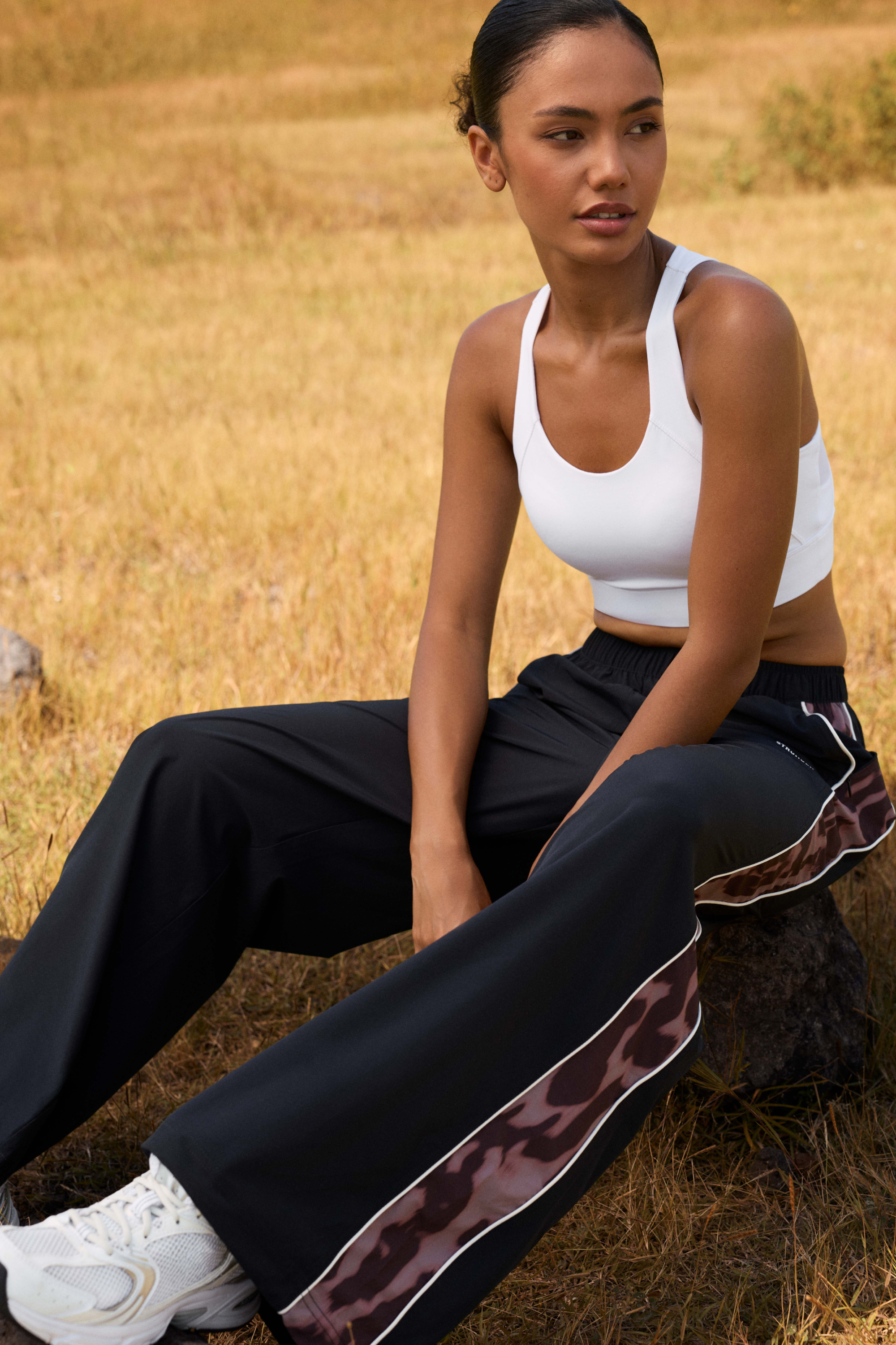 Breezy Woven Pants Black/Leo Rush I Recycled Polyester I STRONGER